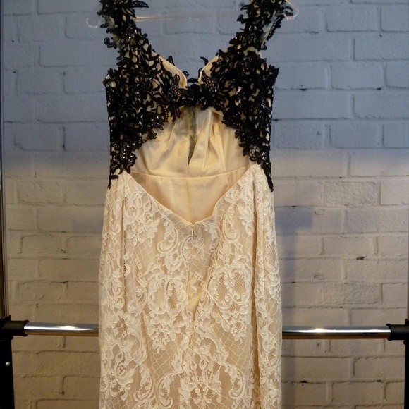 Mon Cheri 'Ellie Wilde' Two-Tone Lace Gown - Picture 6 of 7